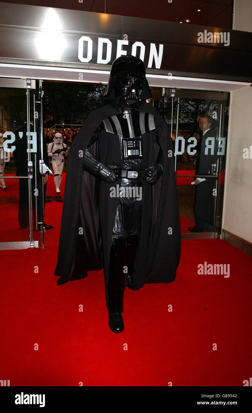 Star Wars episodio 3 - vendetta del Sith - Premiere UK - Odeon Leicester Square. Arriva Darth Vader. Foto Stock