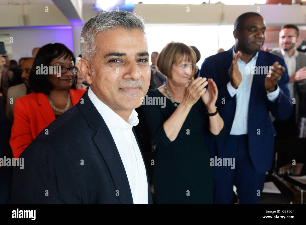 Sadiq Khan MP si congratula con Diane Abbott (a sinistra), Tessa Jowell e David Lammy (a destra) dopo che è stato annunciato che è stato scelto come candidato laburista per correre per il sindaco di Londra nel 2016. Foto Stock