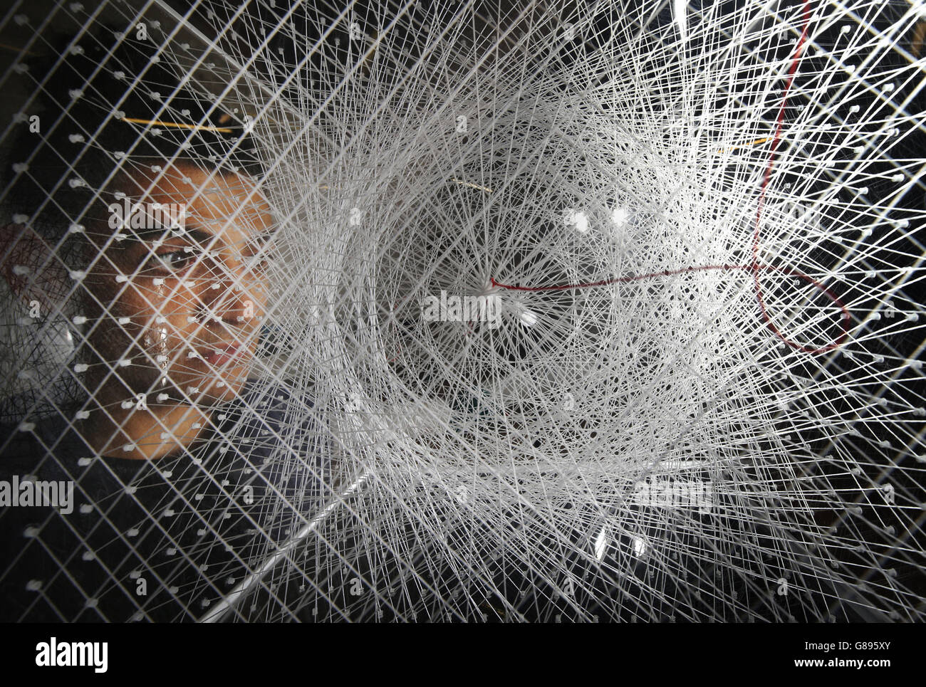 Sulaiman Majali vede un'opera intitolata All Ppossible Worlds dell'artista Victoria Evans, parte del Graduate Degree Show presso la Glasgow School of Art in Scozia. Foto Stock