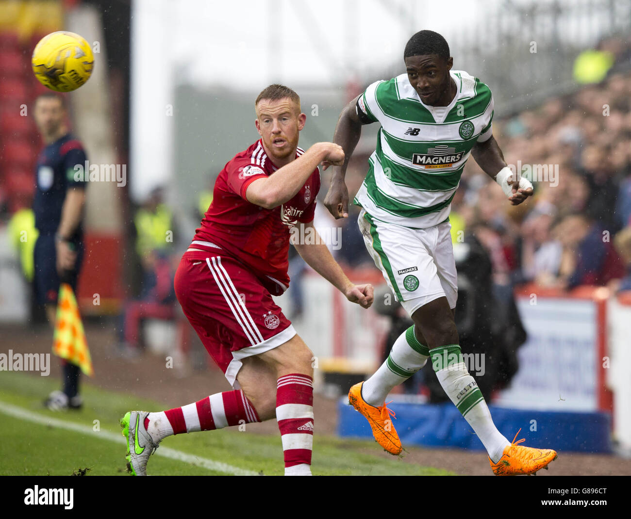 Adam Rooney di Celtic's Tyler Blackett (a destra) durante il Ladbrokes Scottish Premiership match al Pittodrie Stadium di Aberdeen. PREMERE ASSOCIAZIONE foto. Data immagine: Sabato 12 settembre 2015. Vedi PA storia CALCIO Aberdeen. Il credito fotografico dovrebbe essere: Jeff Holmes/PA Wire. Foto Stock
