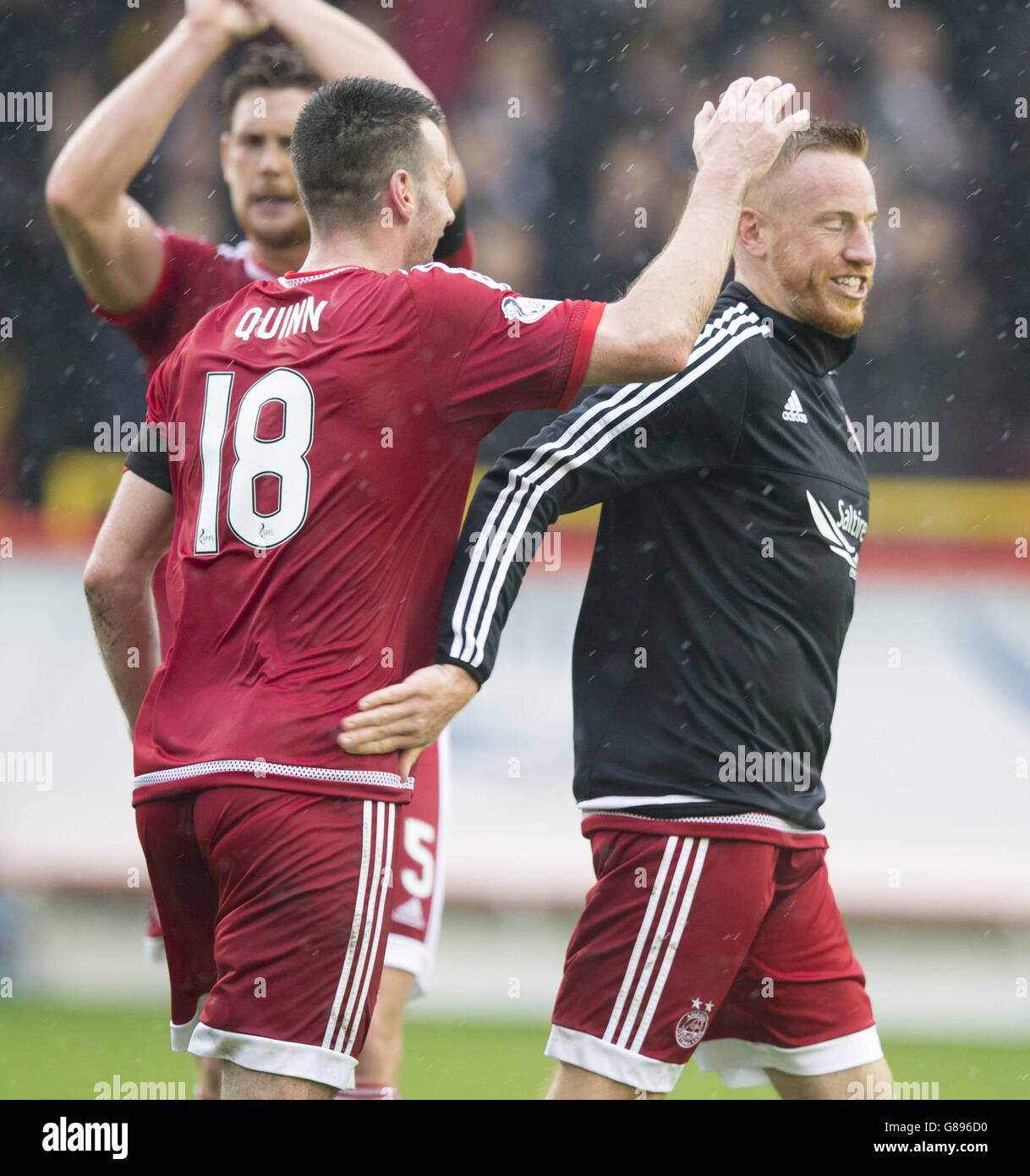 Paul Quinn di Aberdeen e Adam Rooney (a destra) alla fine della partita della Ladbrokes Scottish Premiership allo stadio Pittodrie di Aberdeen. PREMERE ASSOCIAZIONE foto. Data immagine: Sabato 12 settembre 2015. Vedi PA storia CALCIO Aberdeen. Il credito fotografico dovrebbe essere: Jeff Holmes/PA Wire. Foto Stock