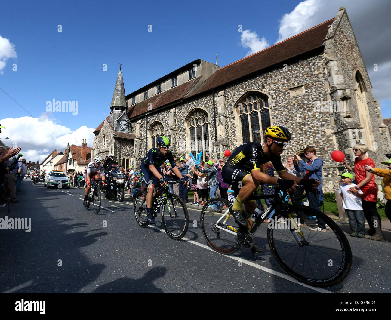 Graham Briggs di JLT Condor (a destra) passa la Needham Market Parish Church per vincere la sezione sprint 2 punti durante la fase sette del Tour della Gran Bretagna da Fakenham a Ipswich. Foto Stock