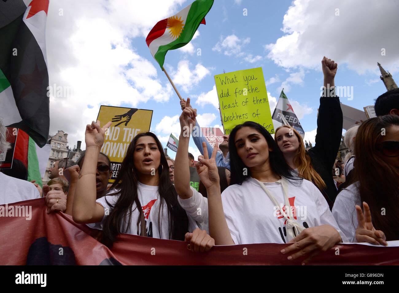 Migliaia di persone marciano verso Piazza del Parlamento nel centro di Londra in un raduno che sostiene i diritti dei rifugiati. Foto Stock