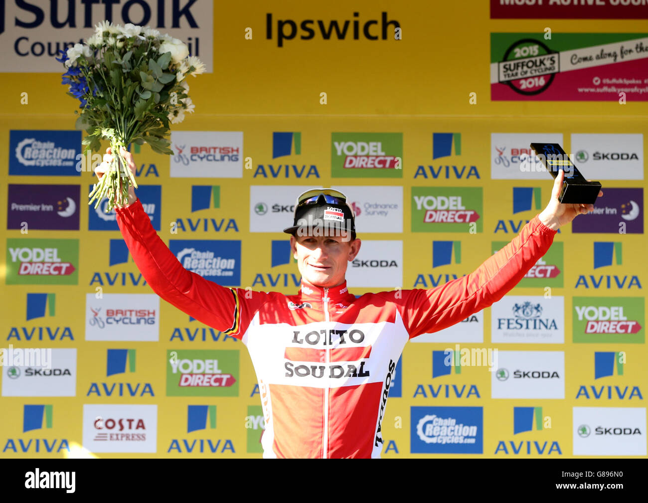 Andre Greipel di Lotto-Soudal festeggia sul podio dopo aver vinto la settima fase del Tour of Britain da Fakenham a Ipswich. Foto Stock