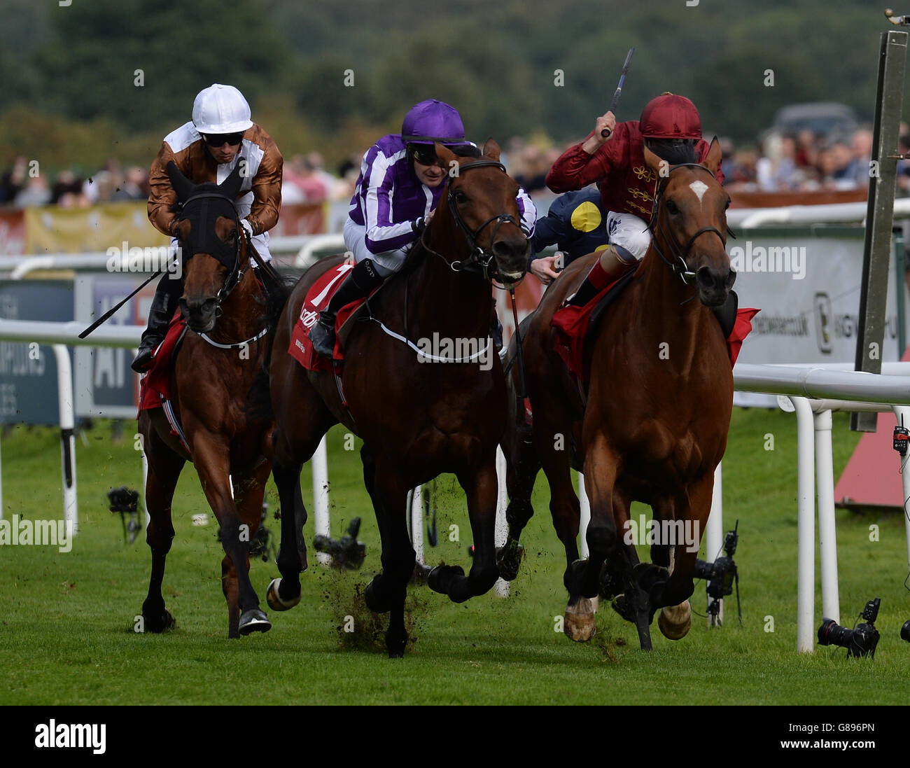 Bondi Beach guidato da Colm o'Donogue (centro) vince il Ladbrokes St Ledger Stakes battendo semplice versetto guidato da Andrea Atzeni (a destra) a seguito di una richiesta durante il quarto giorno del Ladbrokes St Leger Festival 2015 presso l'ippodromo di Doncaster, Doncaster. Foto Stock