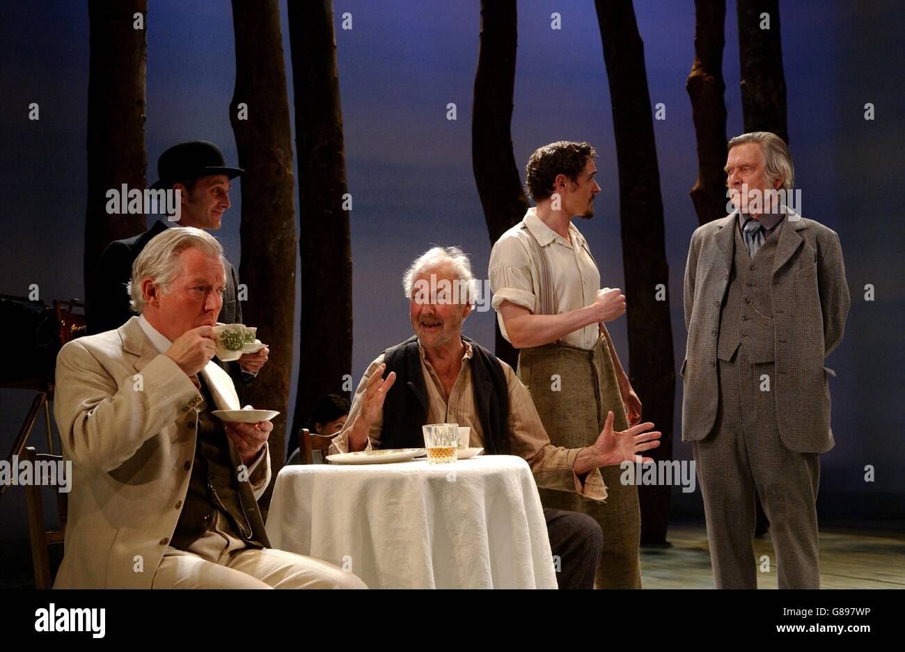 The Home Place PRESS Photocall - Comedy Theatre. Attori (L-R) Nick Dunning (seduto), Hugh o'Conor, Harry Towb, Adam Fergus e Tom Courtenay. Foto Stock
