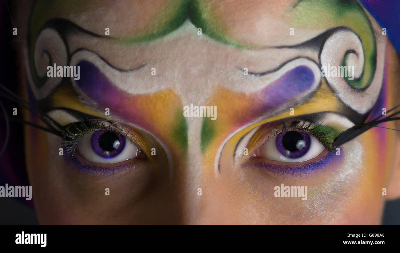 Modello femminile ritratto con creative tribali per il make-up e di turbolenza turbante viola Foto Stock