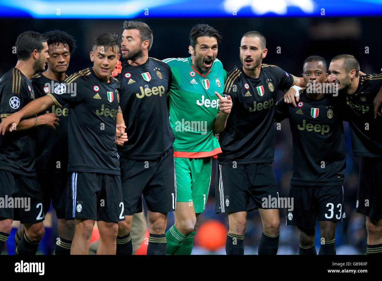 Calcio - UEFA Champions League - Gruppo D - Manchester City / Juventus - Etihad Stadium. I giocatori della Juventus festeggiano la vittoria con il portiere Gianluigi Buffon dopo il fischio finale. Foto Stock