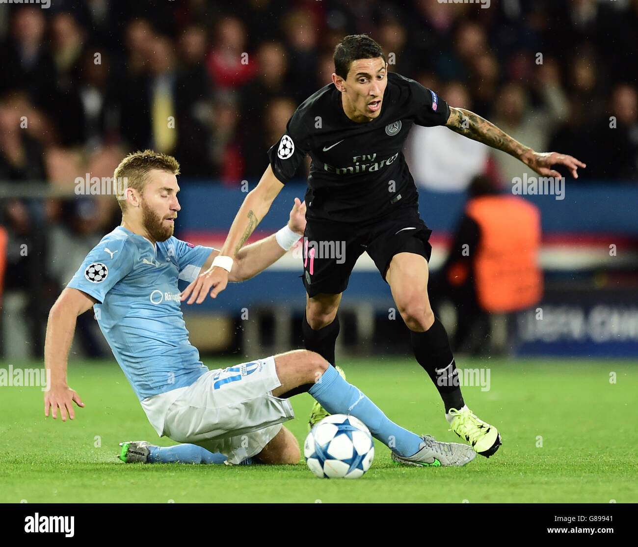 Calcio - UEFA Champions League - Gruppo A - Paris Saint-Germain / Malmo FF - Parc des Princes. L'Angelo di Maria di Parigi Saint-Germain (a destra) è imbrigliato da Rasmus Bengtsson di Malmo FF (a sinistra) Foto Stock