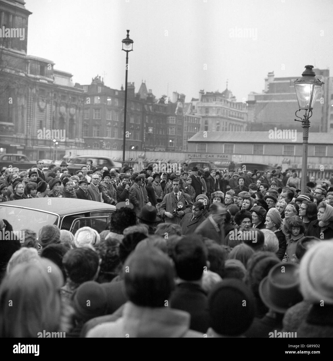 Una grande folla fuori dall'Abbazia di Westminster a Londra, dove ebbe luogo il servizio commemorativo di Richard Dimbleby. Una coda si formò più di due ore prima dell'inizio del servizio, e 1,000 persone stavano ancora accodando nel Dean's Yard quando la polizia annunciò che l'Abbazia era piena. Foto Stock