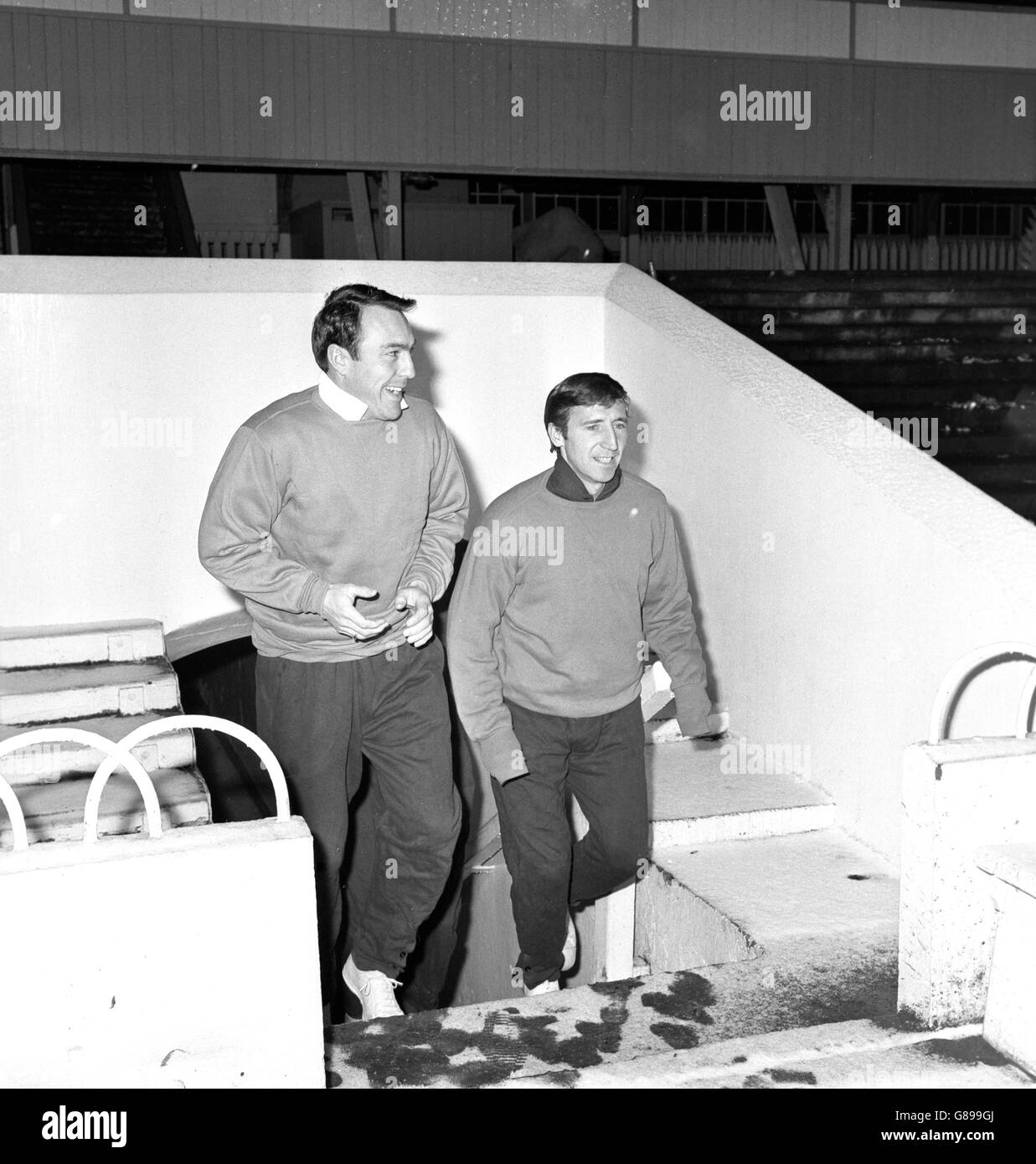 Tornato in azione dopo il recupero da epatite, Tottenham Hotspur dentro-in avanti Jimmy Greaves (a sinistra) esce dal tunnel con Cliff Jones, che si sta riprendendo da una lesione alle gambe, per l'allenamento sul campo innevato a White Hart Lane. Foto Stock Tornato in azione dopo il recupero da epatite, Tottenham Hotspur dentro-in avanti Jimmy Greaves (a sinistra) esce dal tunnel con Cliff Jones, che si sta riprendendo da una lesione alle gambe, per l'allenamento sul campo innevato a White Hart Lane. Foto Stock