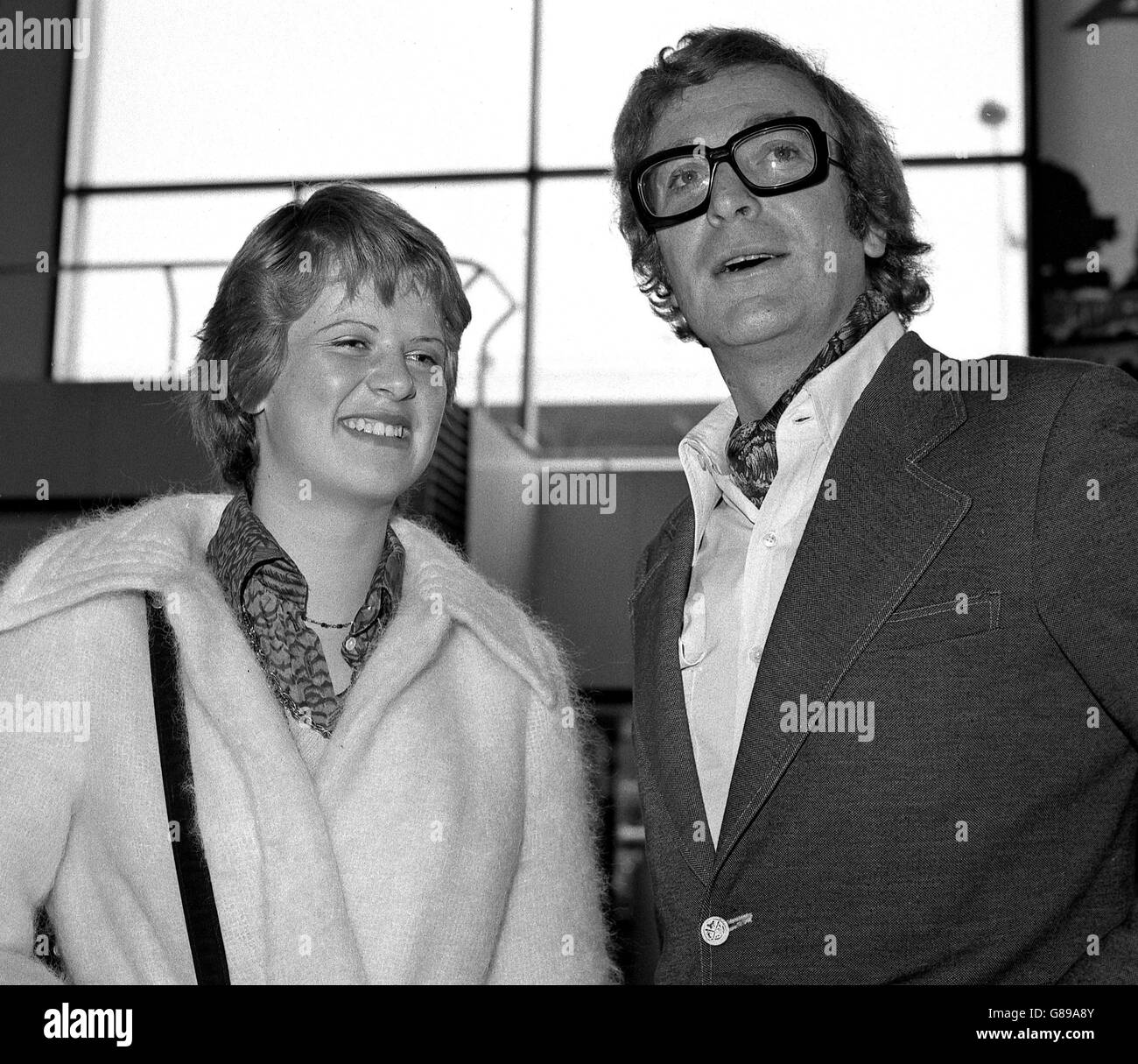 L'attore britannico Michael Caine, e la sua figlia di 15 anni, Dominique, partono per Los Angeles. Foto Stock