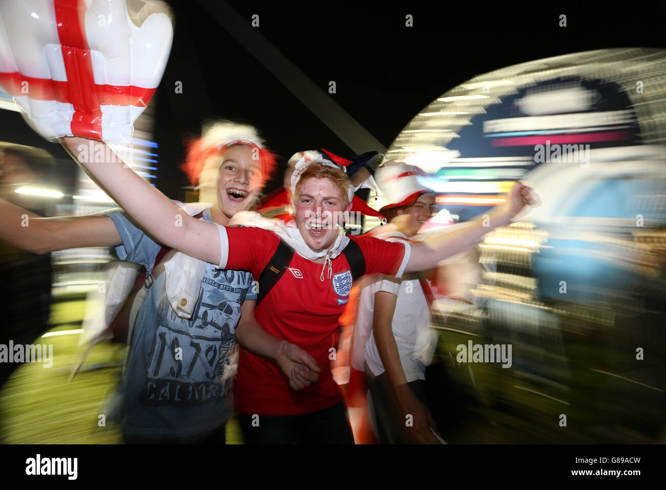 I fan dell'Inghilterra festeggiano dopo aver guardato la partita nella Fan zone del Deer Park di Richmond durante la partita della Coppa del mondo di Rugby al Twickenham Stadium di Londra. Foto Stock