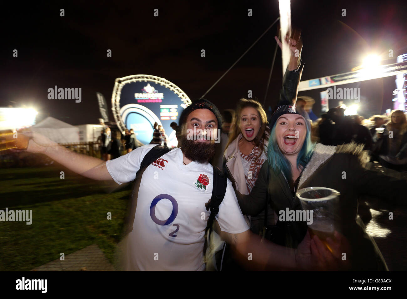 I fan dell'Inghilterra festeggiano dopo aver guardato la partita nella Fan zone del Deer Park di Richmond durante la partita della Coppa del mondo di Rugby al Twickenham Stadium di Londra. Foto Stock
