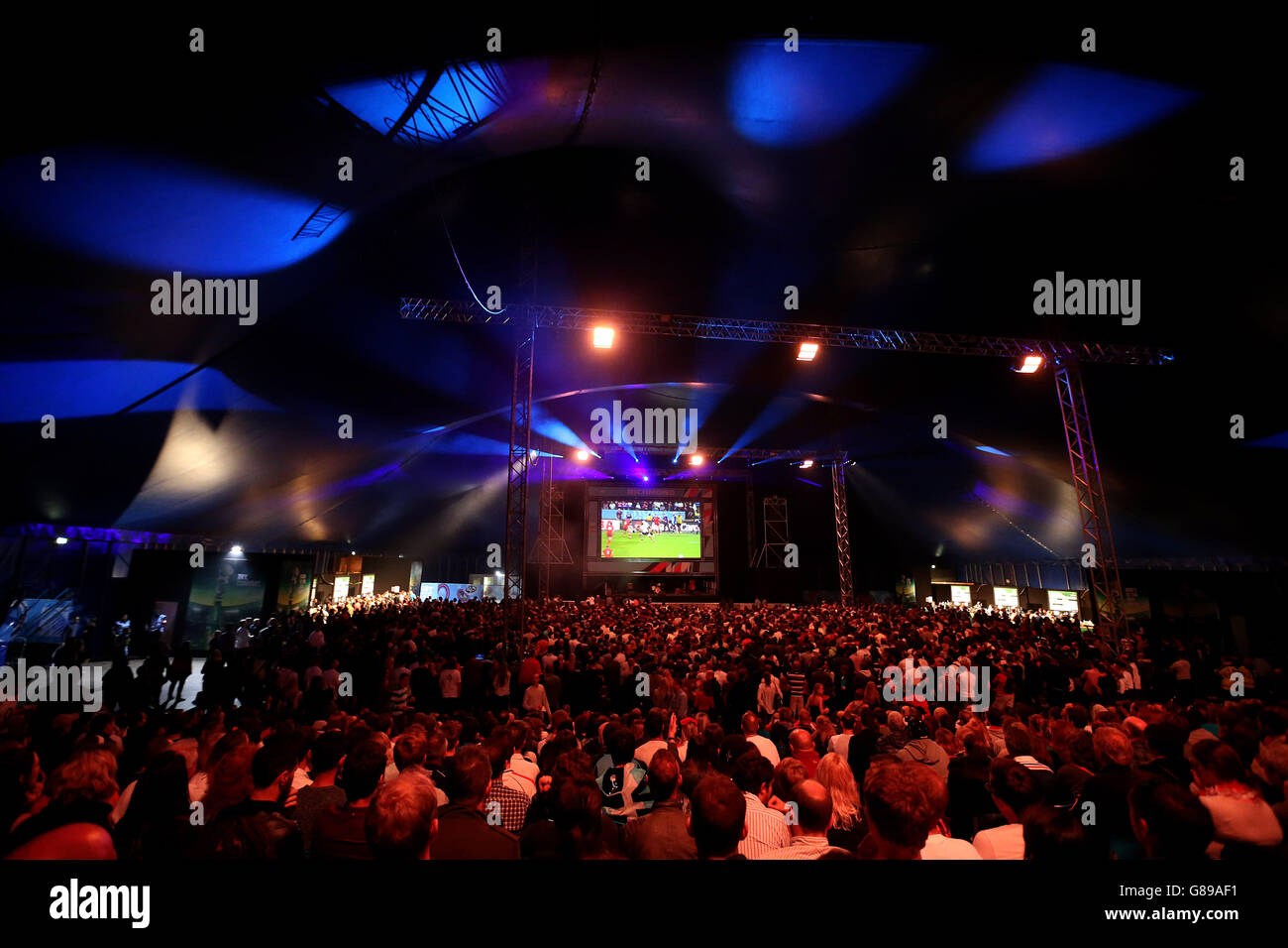 Vista generale degli appassionati d'Inghilterra che guardano la partita alla Fan zone al Deer Park di Richmond durante la partita della Coppa del mondo di Rugby al Twickenham Stadium, Londra. Foto Stock