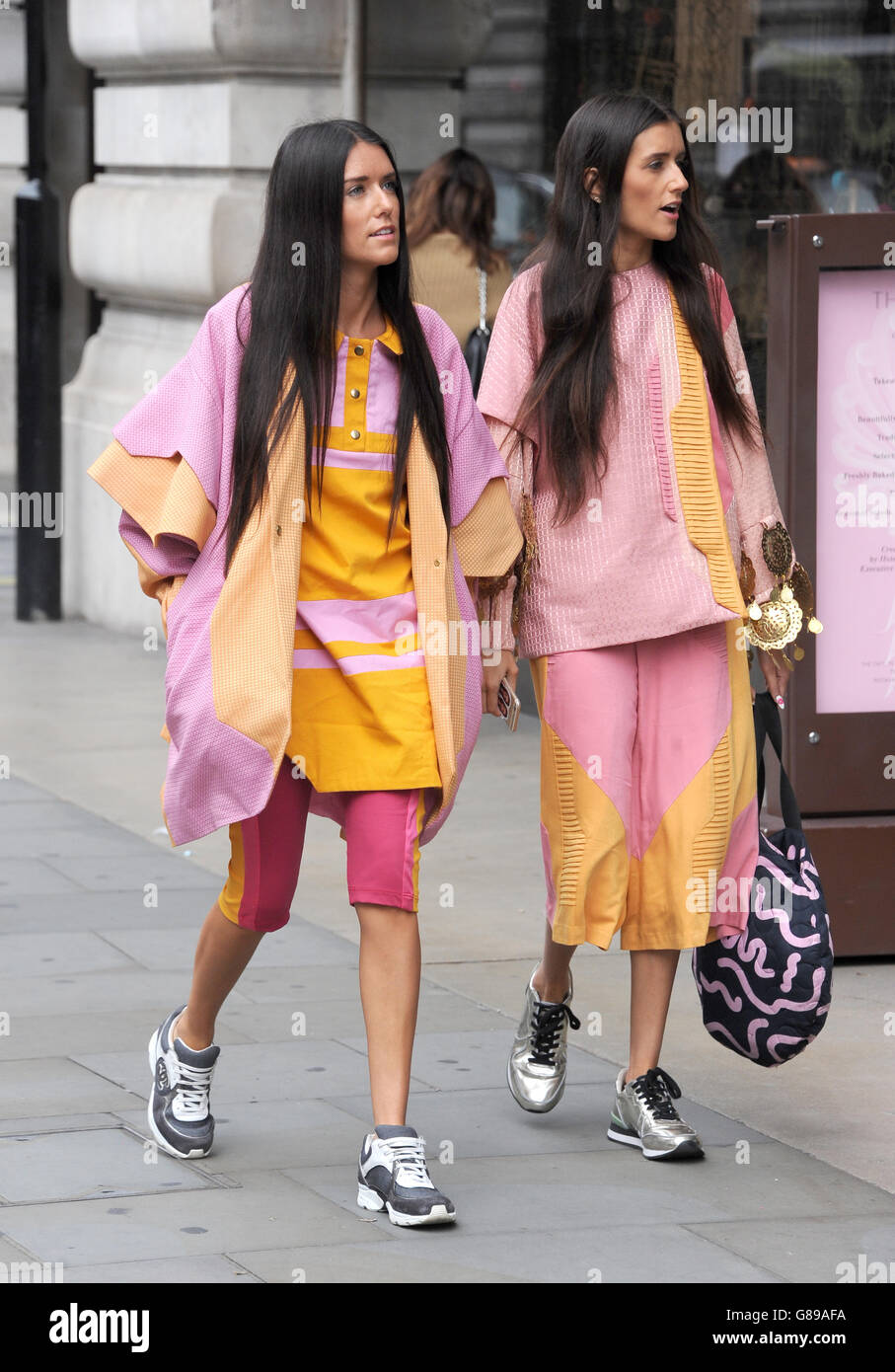 I fashionistas arrivano al BFC Show Space, al Brewer Street Car Park, davanti alle mostre della passerella SS16 della London Fashion Week. Il credito immagine dovrebbe leggere Edward Smith/ PA Showbiz Foto Stock