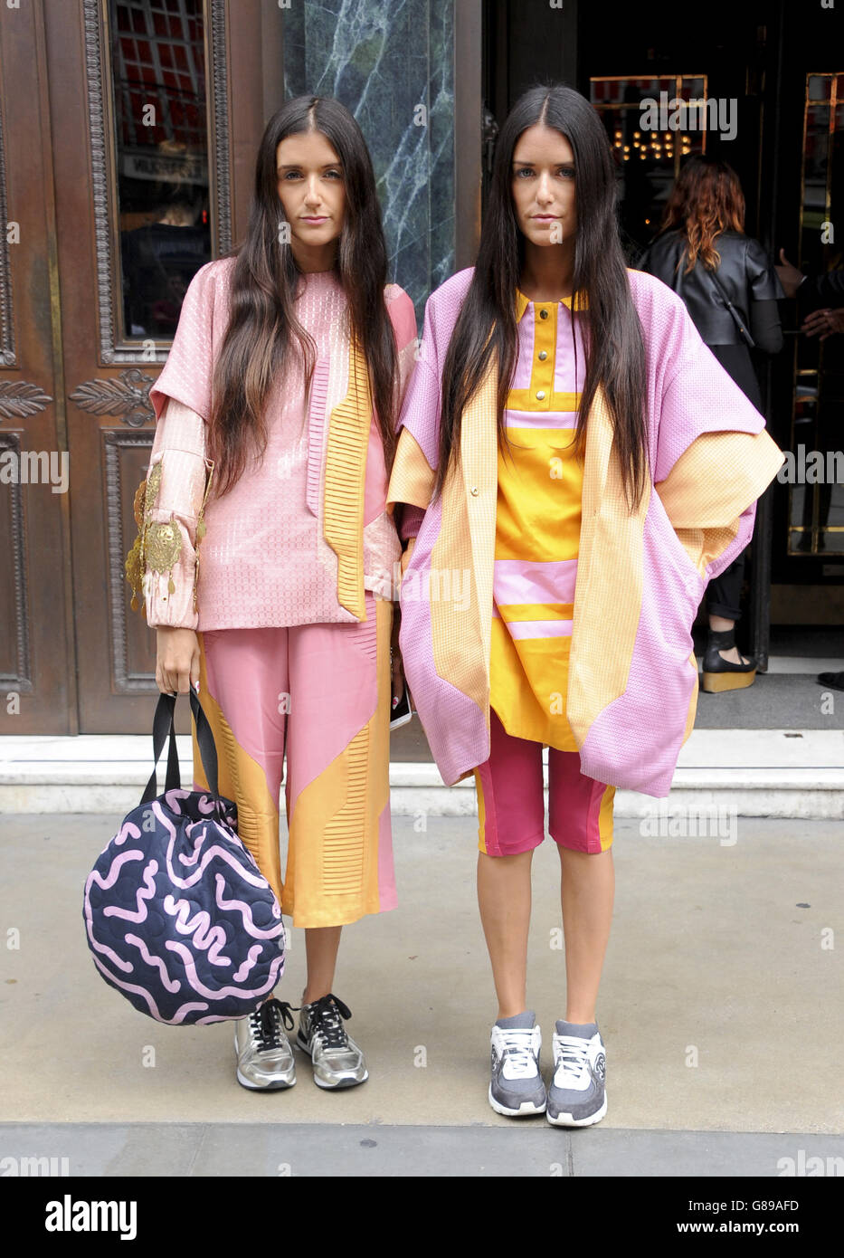 I fashionistas arrivano al BFC Show Space, al Brewer Street Car Park, davanti alle mostre della passerella SS16 della London Fashion Week. Il credito immagine dovrebbe leggere Edward Smith/ PA Showbiz Foto Stock