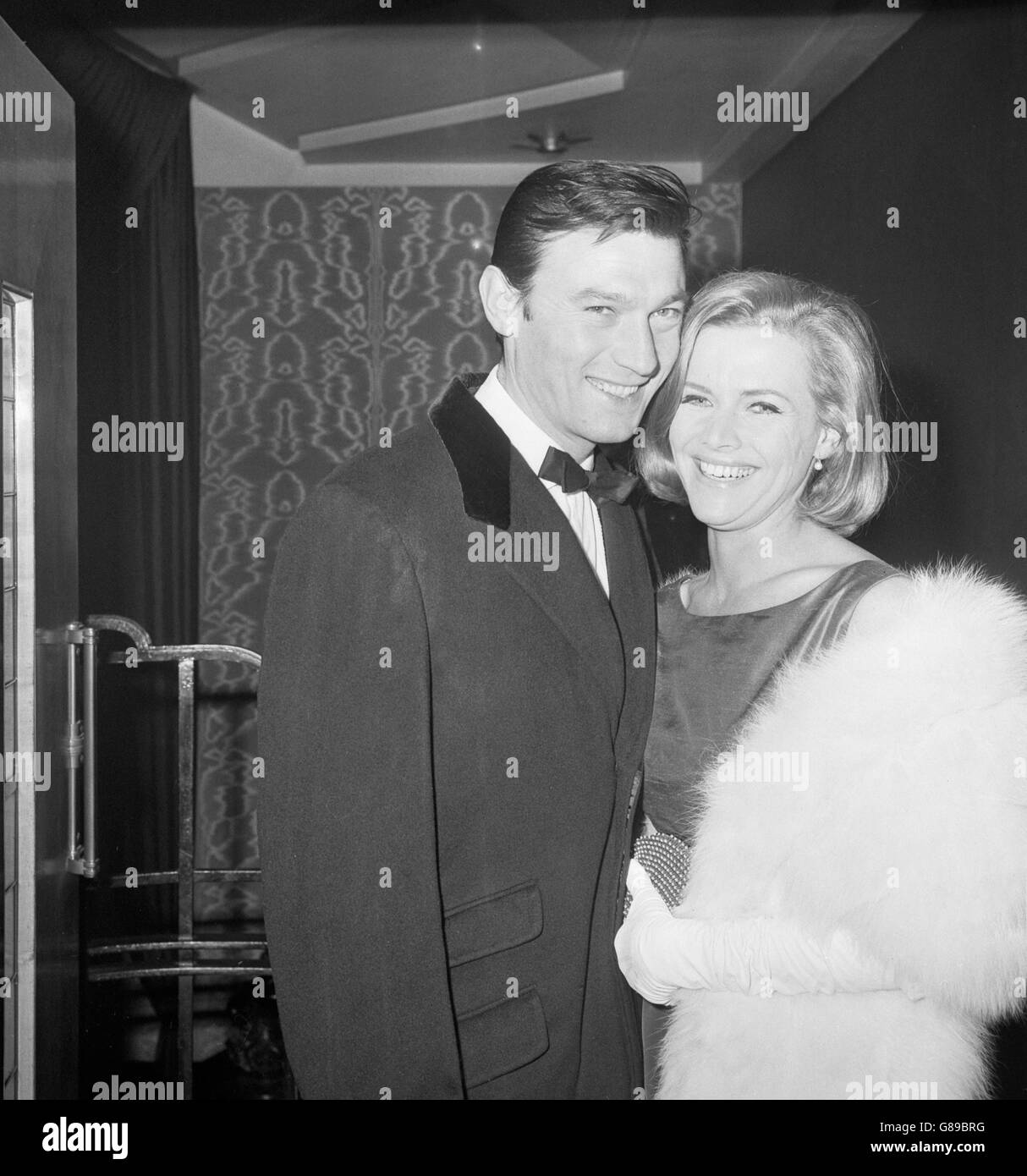 Laurence Harvey e Honor Blackman arrivano per l'apertura britannica di Life at the Top a Odeon, Leicester Square. Il nuovo film è una continuazione di Room at the Top e Harvey ripete la sua rappresentazione dell'opportunista Joe Lampton. Foto Stock
