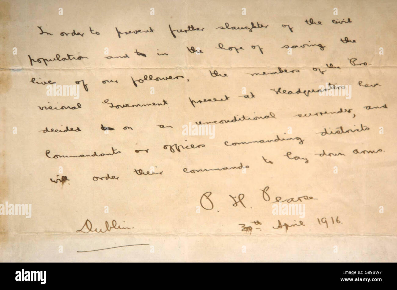 Una lettera scritta dal nazionalista irlandese Padraig Pearse da una cella di prigione giorni prima che fu giustiziato da una squadra di fuoco in 1916 a James Adam e Sons aste. Foto Stock