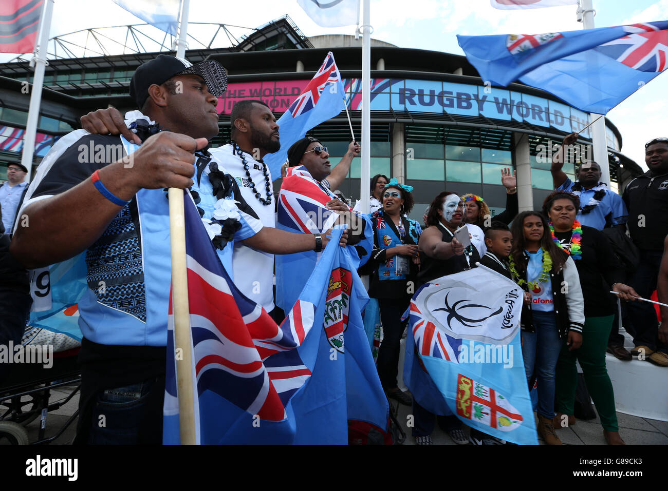 Rugby Union - Coppa del mondo di Rugby 2015 - Pool A - Fiji / Inghilterra - Stadio di Twickenham. I tifosi delle Figi mostrano il loro sostegno fuori terra prima della partita della Coppa del mondo di rugby al Twickenham Stadium di Londra. Foto Stock