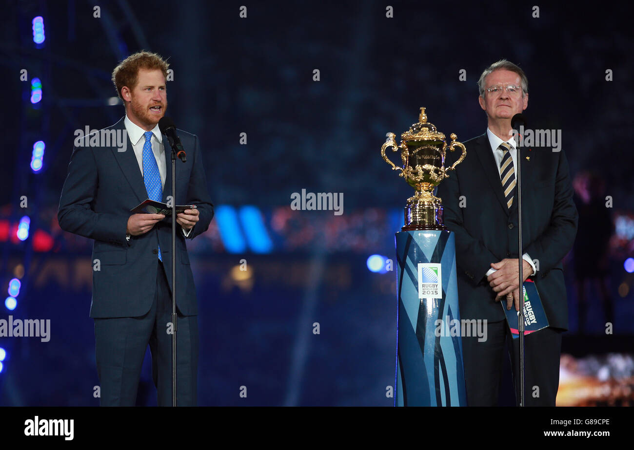 Il principe Harry ha tenuto un discorso al presidente del World Rugby Bernard Lapasset durante la cerimonia di apertura della partita della Coppa del mondo di rugby al Twickenham Stadium, Londra. Foto Stock