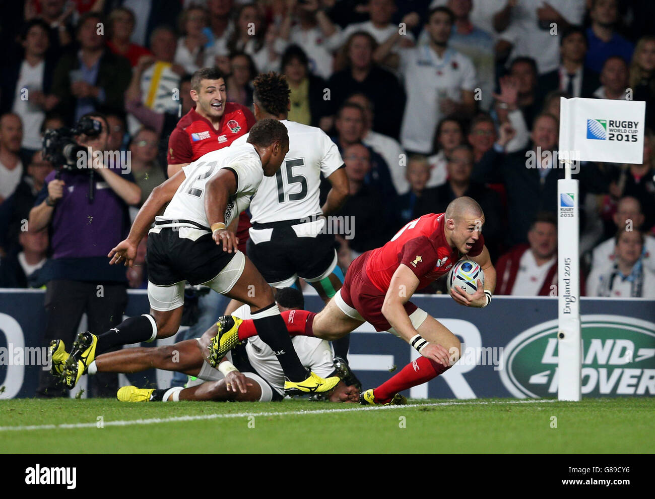 Mike Brown in Inghilterra si è schierato per la seconda volta durante la partita della Coppa del mondo di Rugby al Twickenham Stadium di Londra. Foto Stock