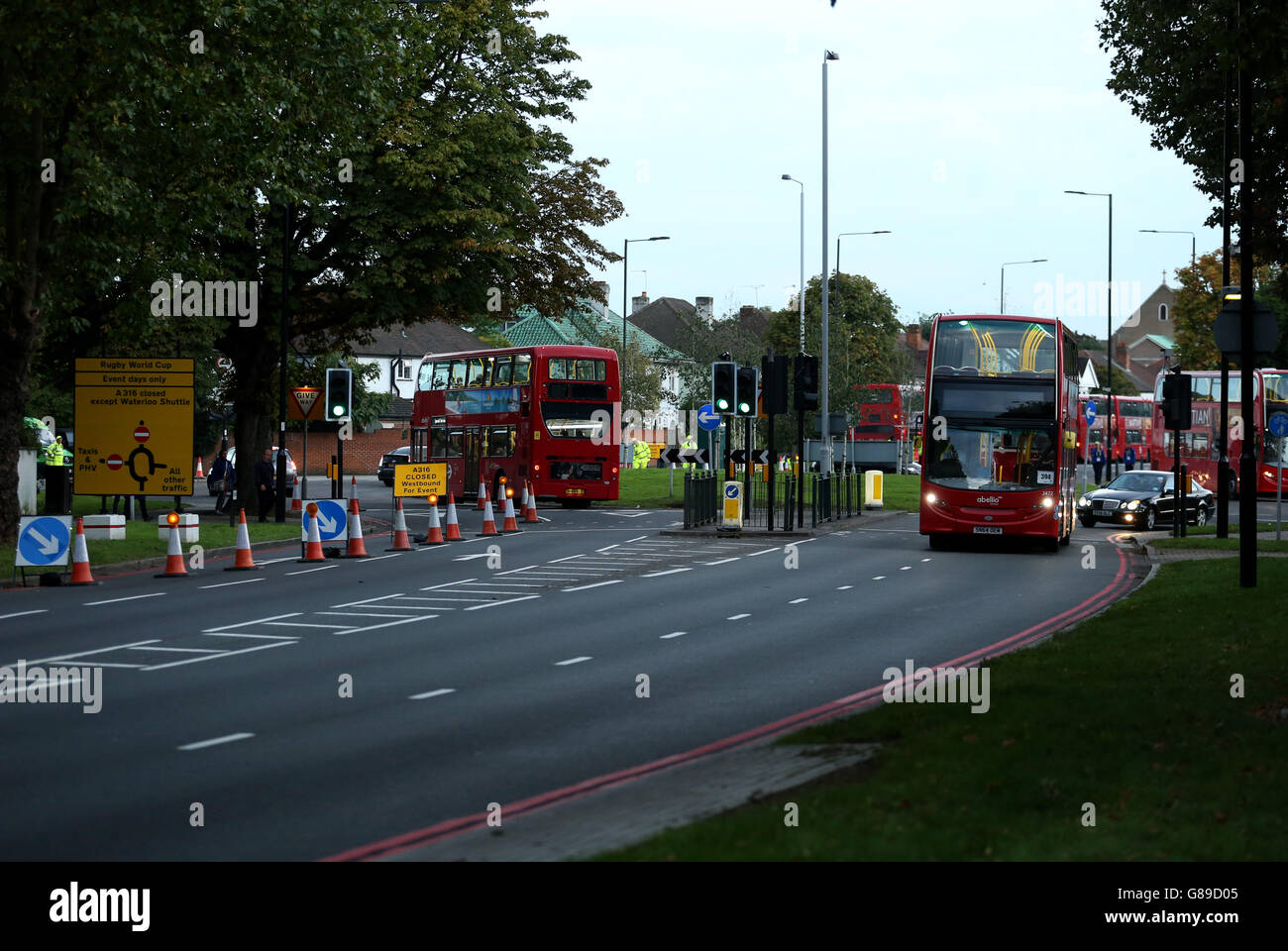 Visione generale delle restrizioni al traffico e delle deviazioni prima della partita della Coppa del mondo di Rugby al Twickenham Stadium, Londra. Foto Stock