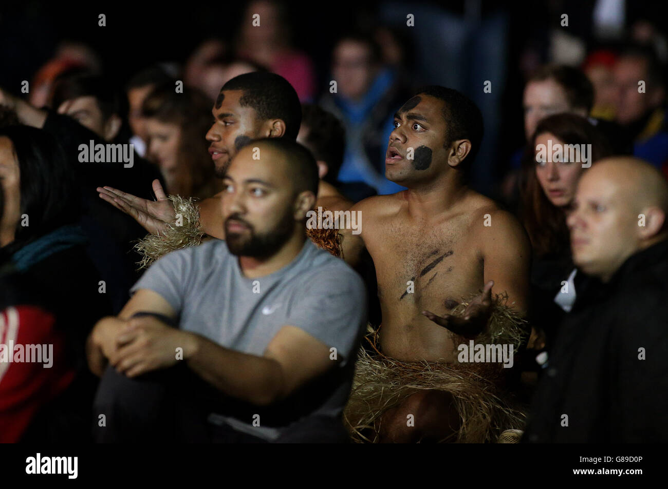 I tifosi delle Fiji guardano la partita alla Fan zone dell'Old Deer Park di Richmond durante la partita della Coppa del mondo di Rugby al Twickenham Stadium di Londra. Foto Stock