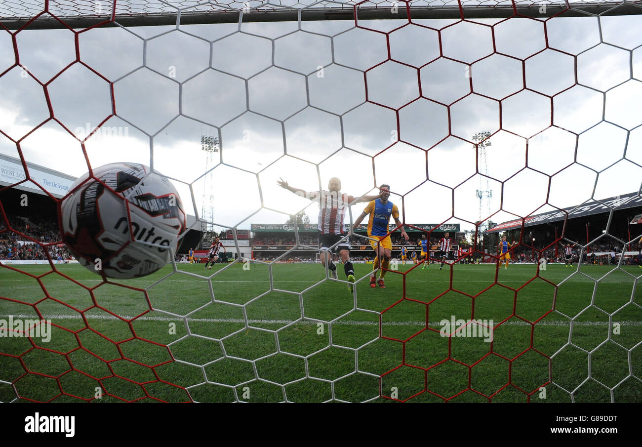 Lasse Vibe di Brentford (centro) reagisce come compagno di squadra Marco Djuricin segna il loro obiettivo vincente Foto Stock