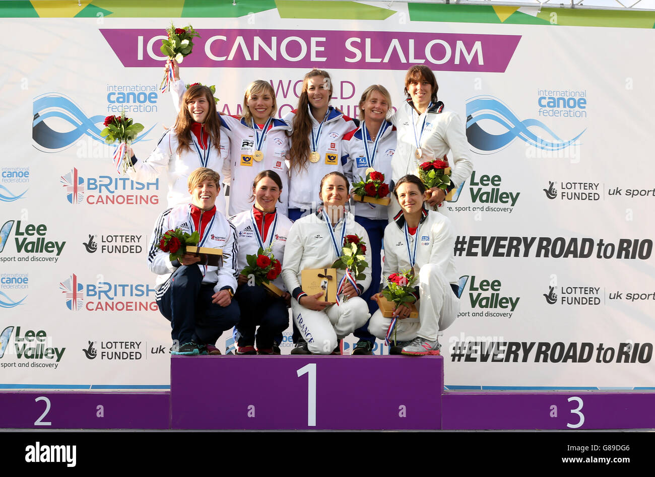 La squadra Gran Bretagna con le loro medaglie d'argento (a sinistra), la squadra Repubblica Ceca con le loro medaglie d'oro (al centro) e la squadra Francia con le loro medaglie di bronzo dopo l'evento della squadra delle donne K1 durante il giorno quattro dei campionati mondiali di canoe slalom di ICF 2015 al Lee Valley White Water Center di Londra. Foto Stock