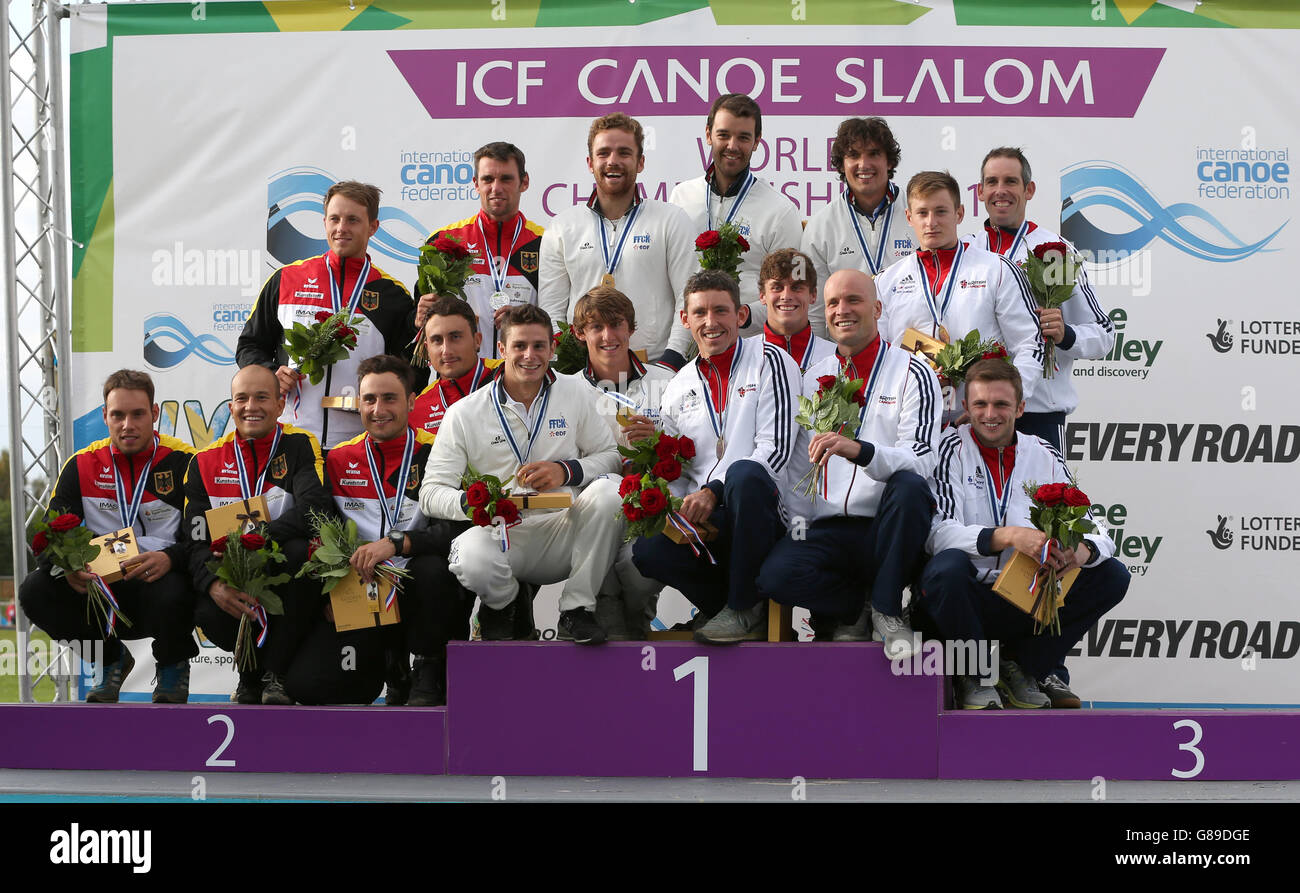 Squadra Francia con le loro medaglie d'oro (centro), squadra Germania con le loro medaglie d'argento (sinistra) e squadra Gran Bretagna con le loro medaglie di bronzo dopo l'evento maschile della squadra C2 durante il quarto giorno dei campionati mondiali di canoe slalom 2015 ICF al Lee Valley White Water Center di Londra. Foto Stock