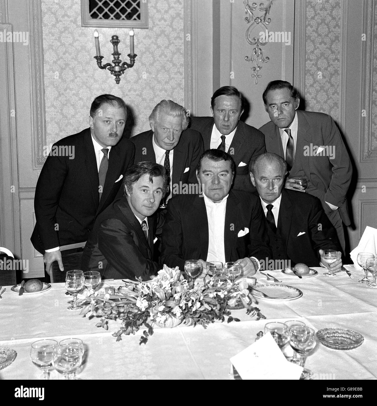 The Great Bank Robbers, in una riunione al Cafe Royal, Regent Street. Da sinistra a destra; fila posteriore - attore-girato-direttore Richard Attenborough e attori Robert Livesey, Norman Bird e Terence Alexander. In front - regista-girato-Elstree studio boss Bryan Forbes (che ha scritto il film), e gli attori Jack Hawkins e Nigel Patrick. Foto Stock