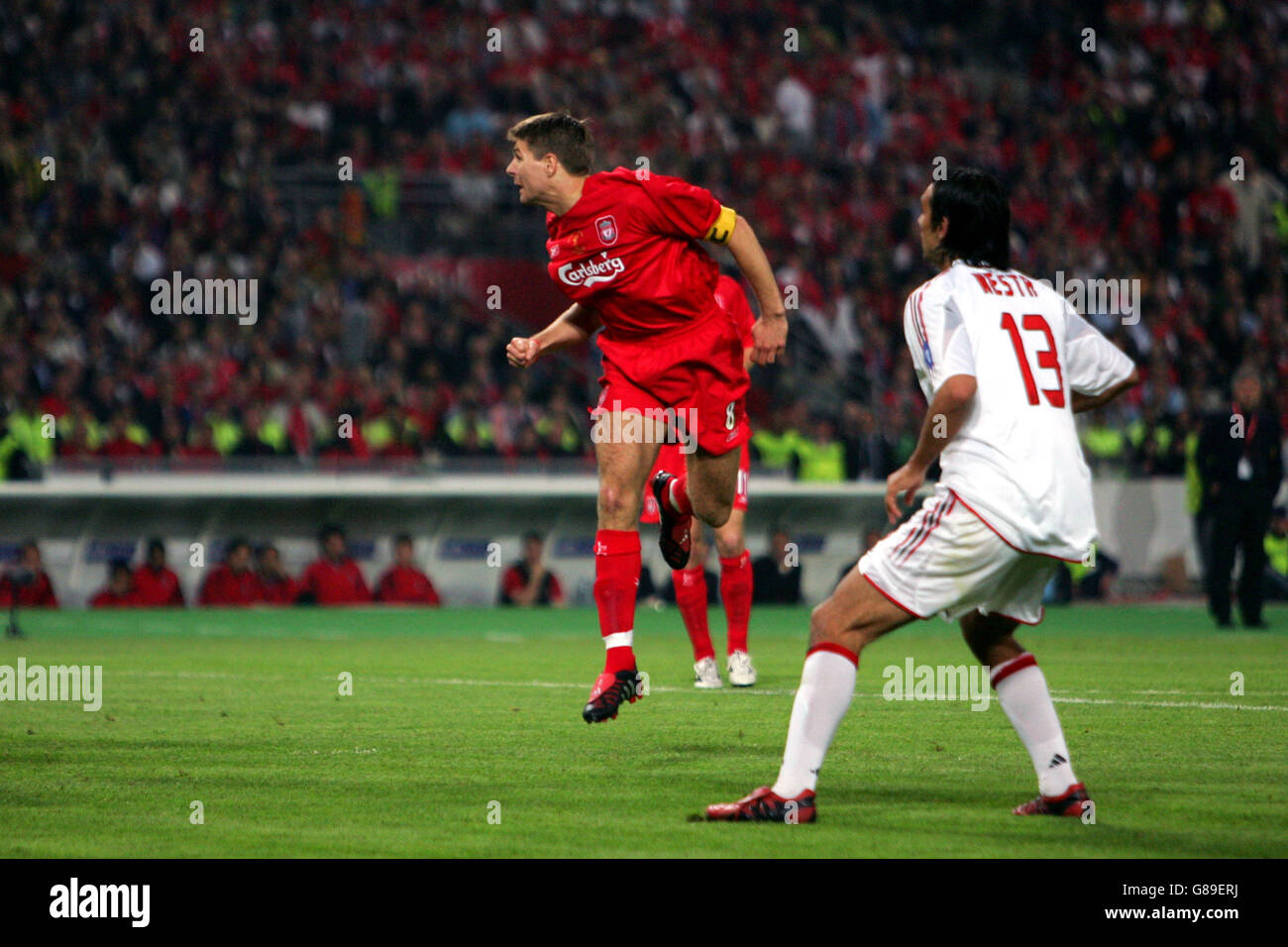 Calcio - UEFA Champions League - finale - AC Milan / Liverpool - Stadio Olimpico Ataturk. Steven Gerrard di Liverpool segna il suo primo goal ai lati per fare il punteggio 3-1 Foto Stock