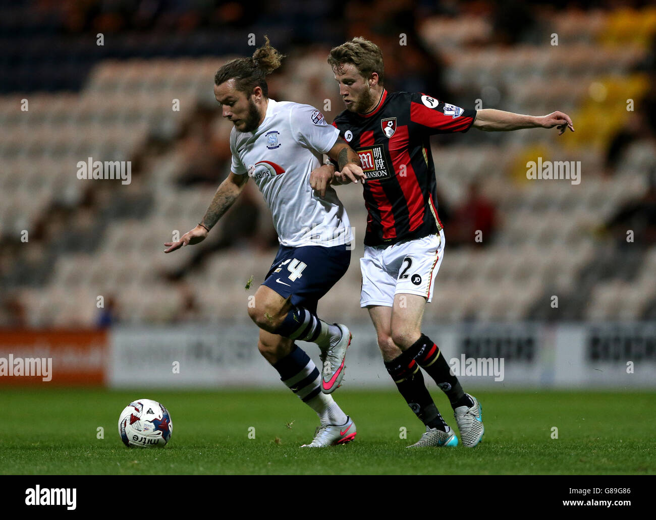 Stevie May di Preston North End (a sinistra) e Eunan o'Kane di AFC Bournemouth combattono per la palla durante la Capital One Cup, terza partita a Deepdale, Preston. Foto Stock