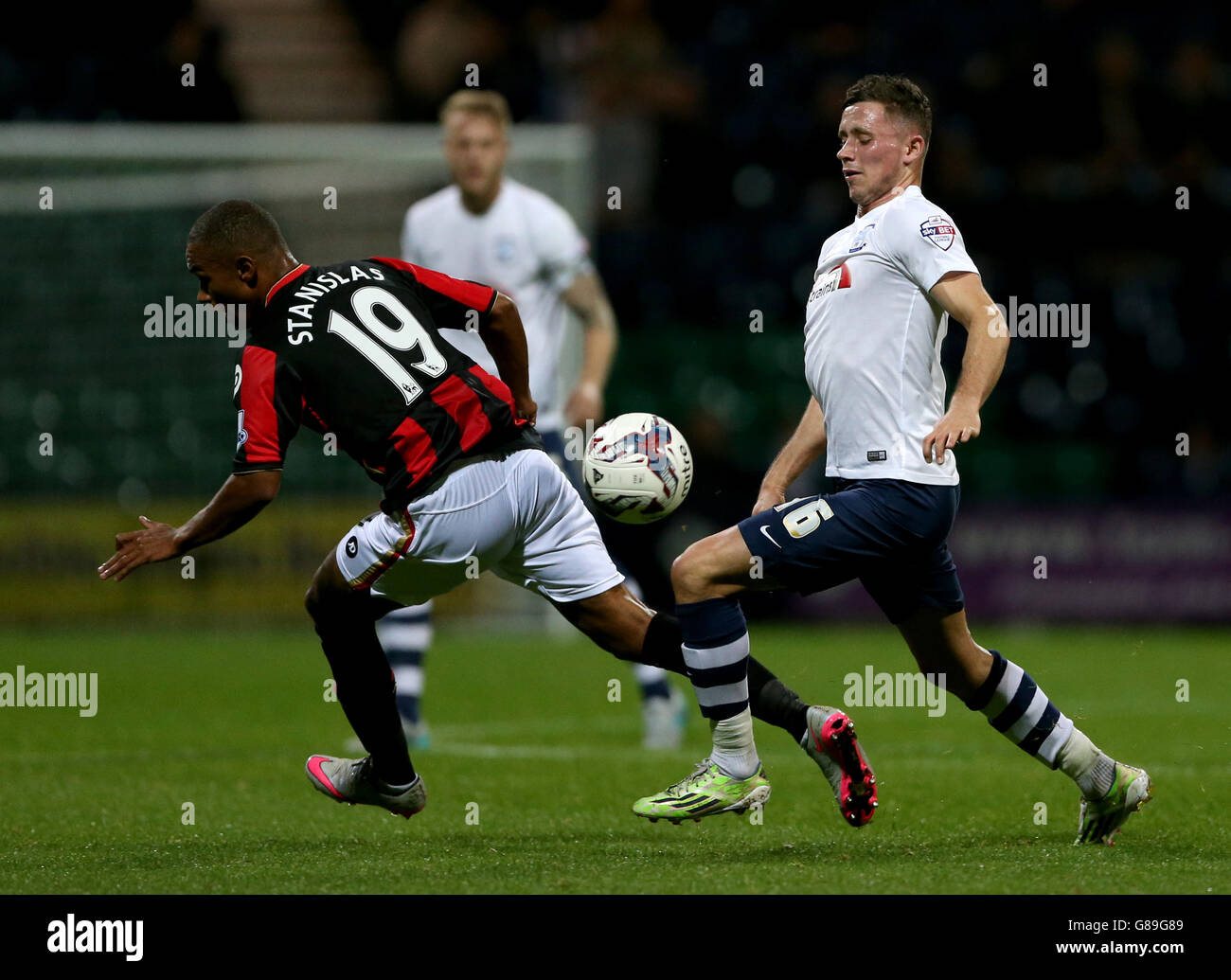 Lo Stanislas Junior di AFC Bournemouth (a sinistra) e l'Alan Browne di Preston North End combattono per la palla durante la Capital One Cup, terza partita a Deepdale, Preston. Foto Stock