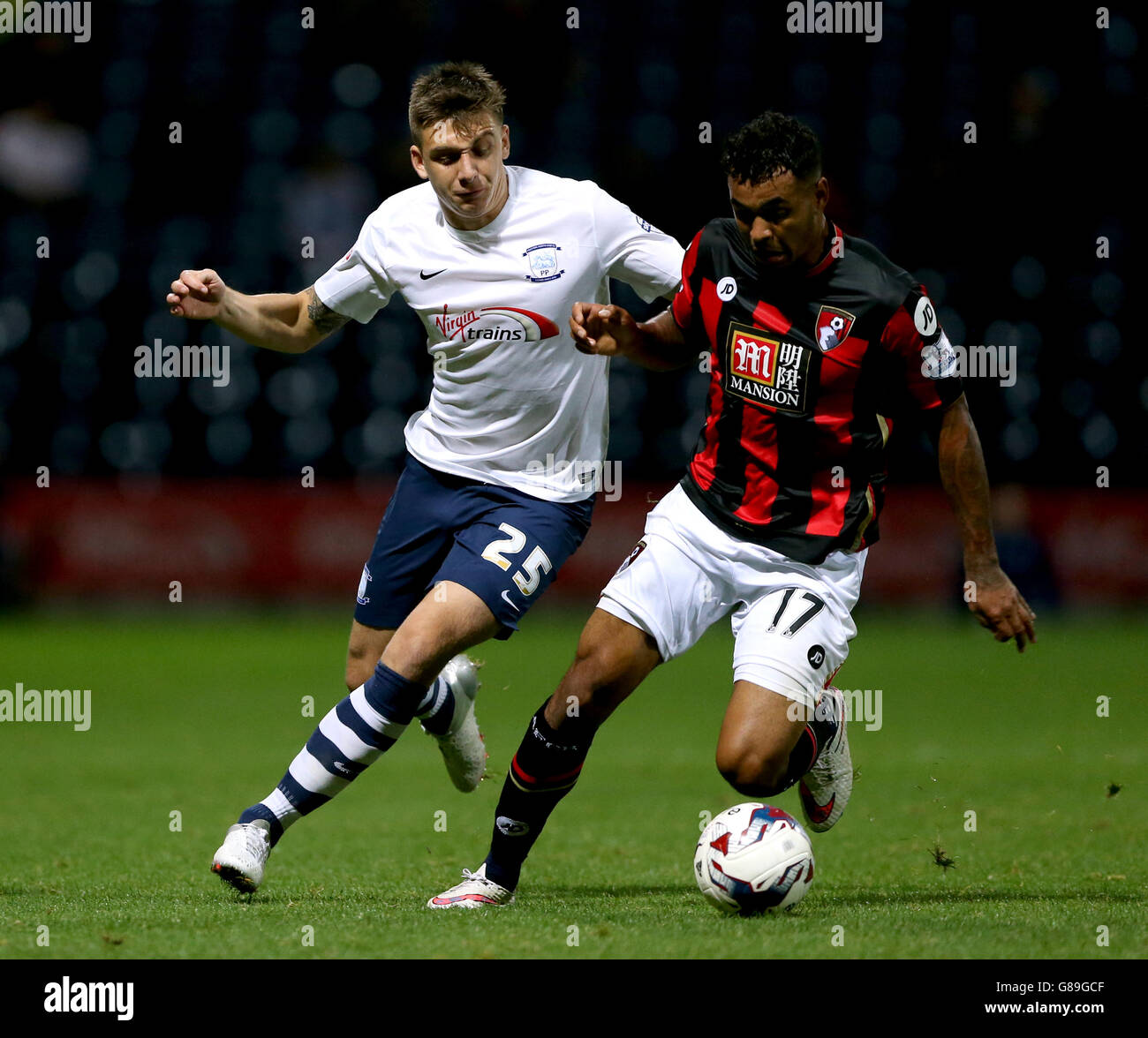 Jordan Hugill di Preston North End (a sinistra) e Joshua King di AFC Bournemouth si battono per la palla durante la Capital One Cup, terza partita a Deepdale, Preston. Foto Stock