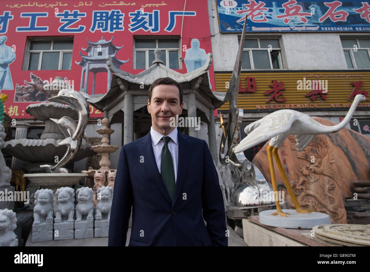 Il Cancelliere dello scacchiere George Osborne visita un'area industriale nella città di Urumqi, nella Cina nord-occidentale, dopo essere diventato il primo ministro del governo di servizio a recarsi nella provincia dello Xinjiang. Foto Stock