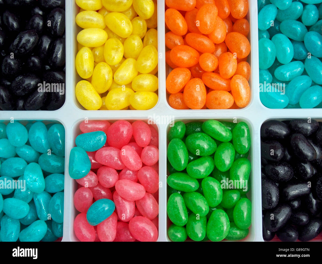 Vivacemente colorato jelly bean caramelle in una plastica compartimentalizzati contenitore in plastica. Foto Stock