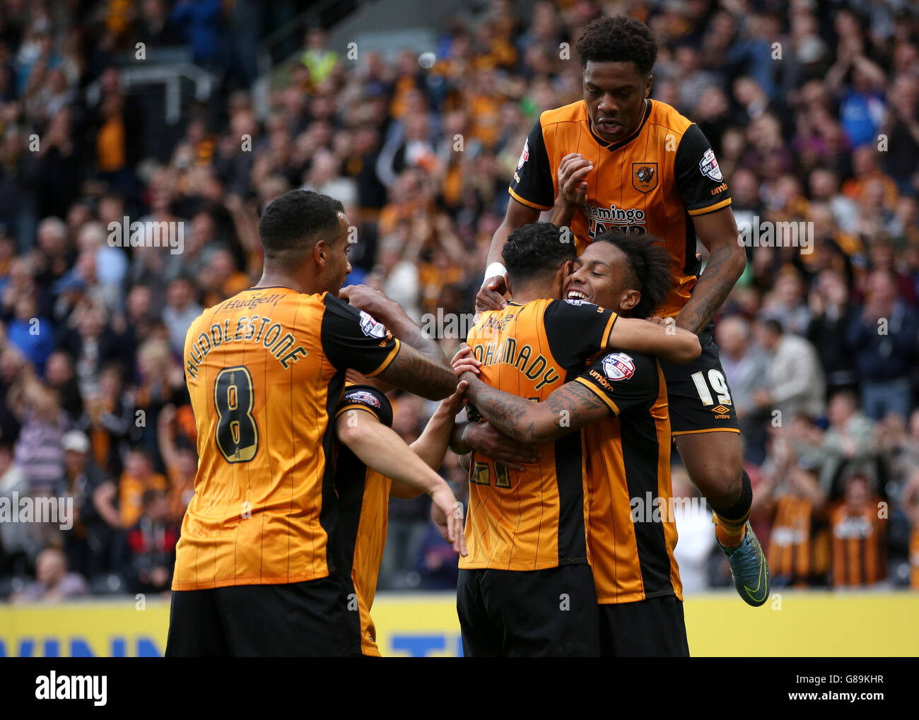 Calcio - Campionato Sky Bet - Hull City / Blackburn Rovers - KC Stadium. Abel Hernandez di Hull City (in basso a destra) è stato fatto boscare dai compagni di squadra dopo aver segnato il primo goal del gioco del suo lato Foto Stock