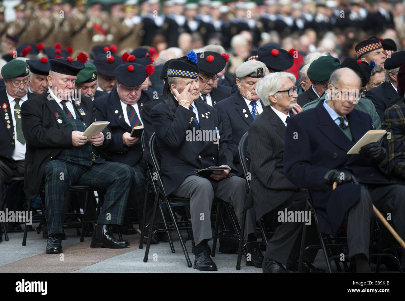 I veterani si unirono al Principe di Galles e alla Duchessa di Cornovaglia, conosciuto come il Duca di Rothesay quando in Scozia, E circa 1,000 persone fuori dalla Caird Hall in City Square, Dundee, Scozia, per ricordare coloro che hanno combattuto nella battaglia di Loos, una delle più grandi battaglie della prima guerra mondiale. Foto Stock
