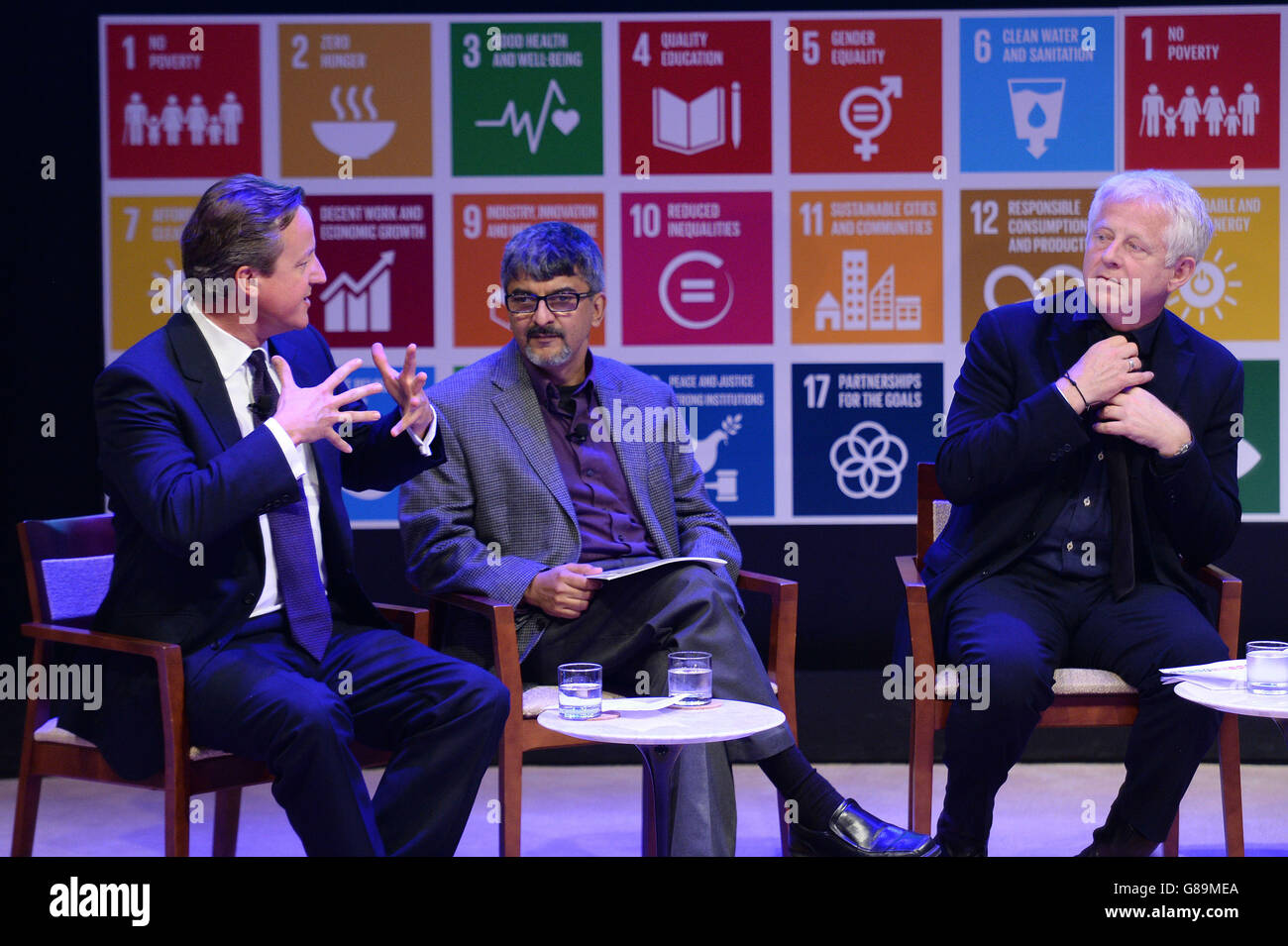 Il primo Ministro David Cameron ospita un evento per discutere gli obiettivi globali per ridurre la povertà nel mondo con Rakesh Rajani (centro) della Ford Foundation e lo scrittore Richard Curtis (destra) a New York, USA. Foto Stock