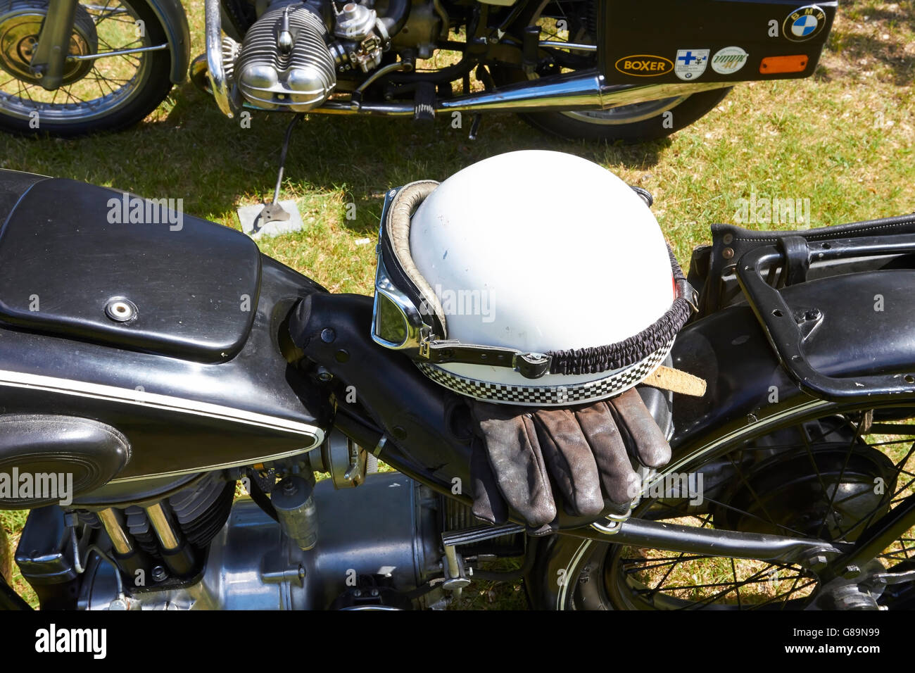 Casco e guanti di protezione su una vecchia motocicletta Foto Stock