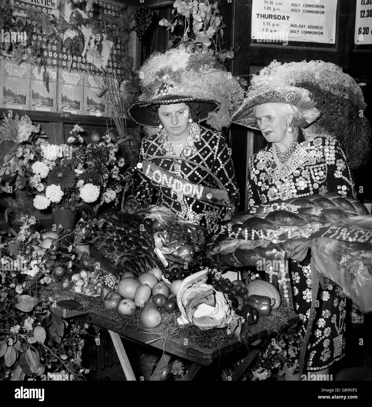 La regina dei primi di Londra, la signora John Marriott (a sinistra), e la regina dei primi di Stoke Newington, collocano i loro regali all'interno di St Martin-in-the-Fields, Trafalgar Square, prima di partecipare al festival annuale della vendemmia delle perle. Foto Stock