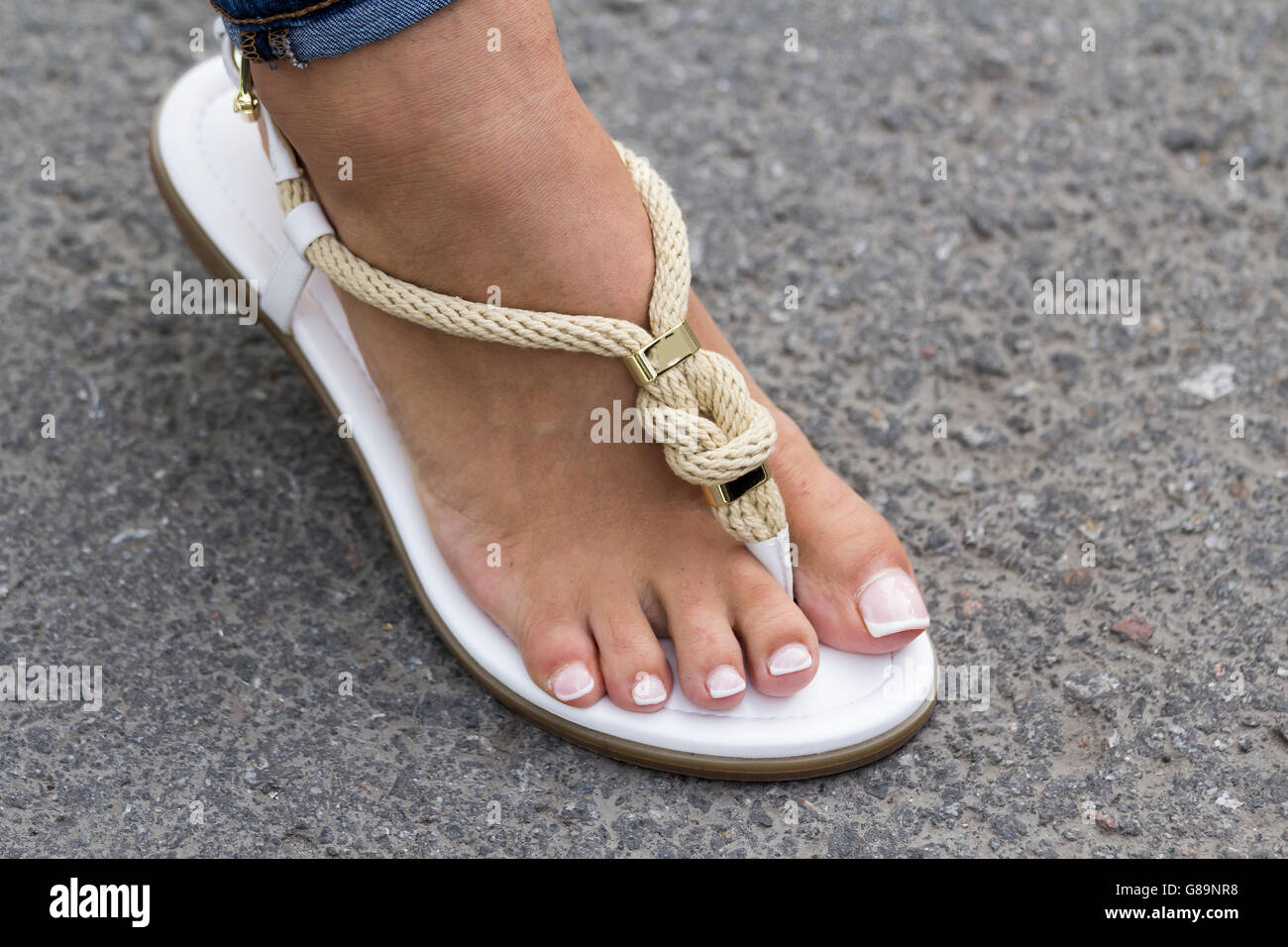 Piedi ragazze fashion sandali con Foto stock - Alamy