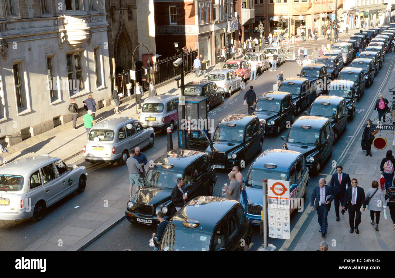 I taxi si sono schierati su Fleet Street durante una protesta da parte dell'United Cabbies Group (UCG), che rappresenta più di 1,400 conducenti di taxi neri londinesi, sulla regolamentazione delle auto private a noleggio. Foto Stock