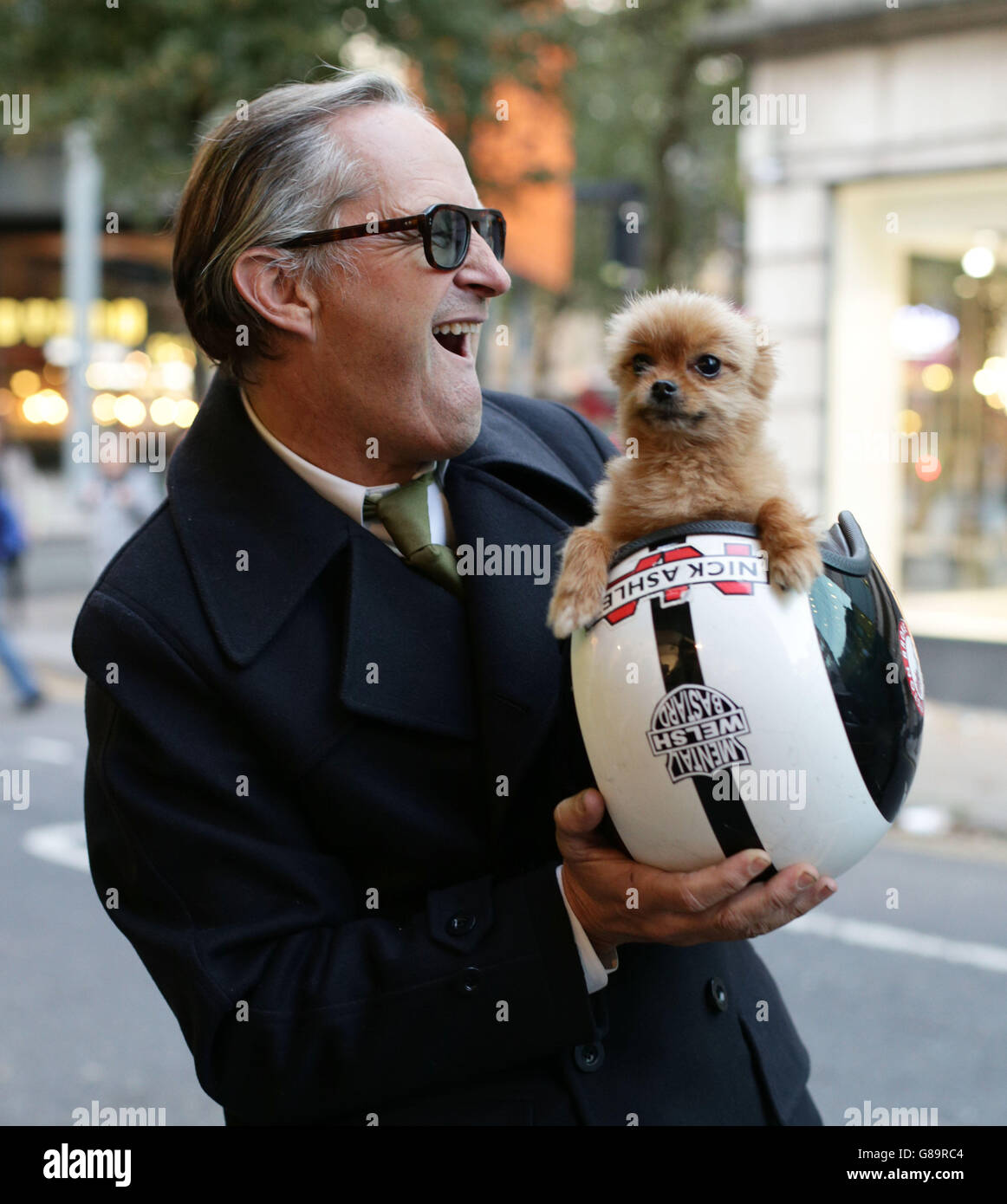 Nick Ashley, figlio di Laura Ashley, con il cane di Pomerania Cookie alla nuova mostra di Dan Baldwin The Fear of Let Go, alla Lawrence Alkin Gallery nel centro di Londra. Foto Stock