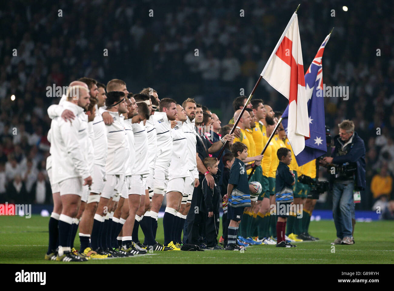 Rugby Union - Coppa del mondo di Rugby 2015 - Pool A - Inghilterra / Australia - Twickenham. I giocatori di Inghilterra e Australia si allineano per gli inni nazionali prima della partita della Coppa del mondo al Twickenham Stadium di Londra. Foto Stock