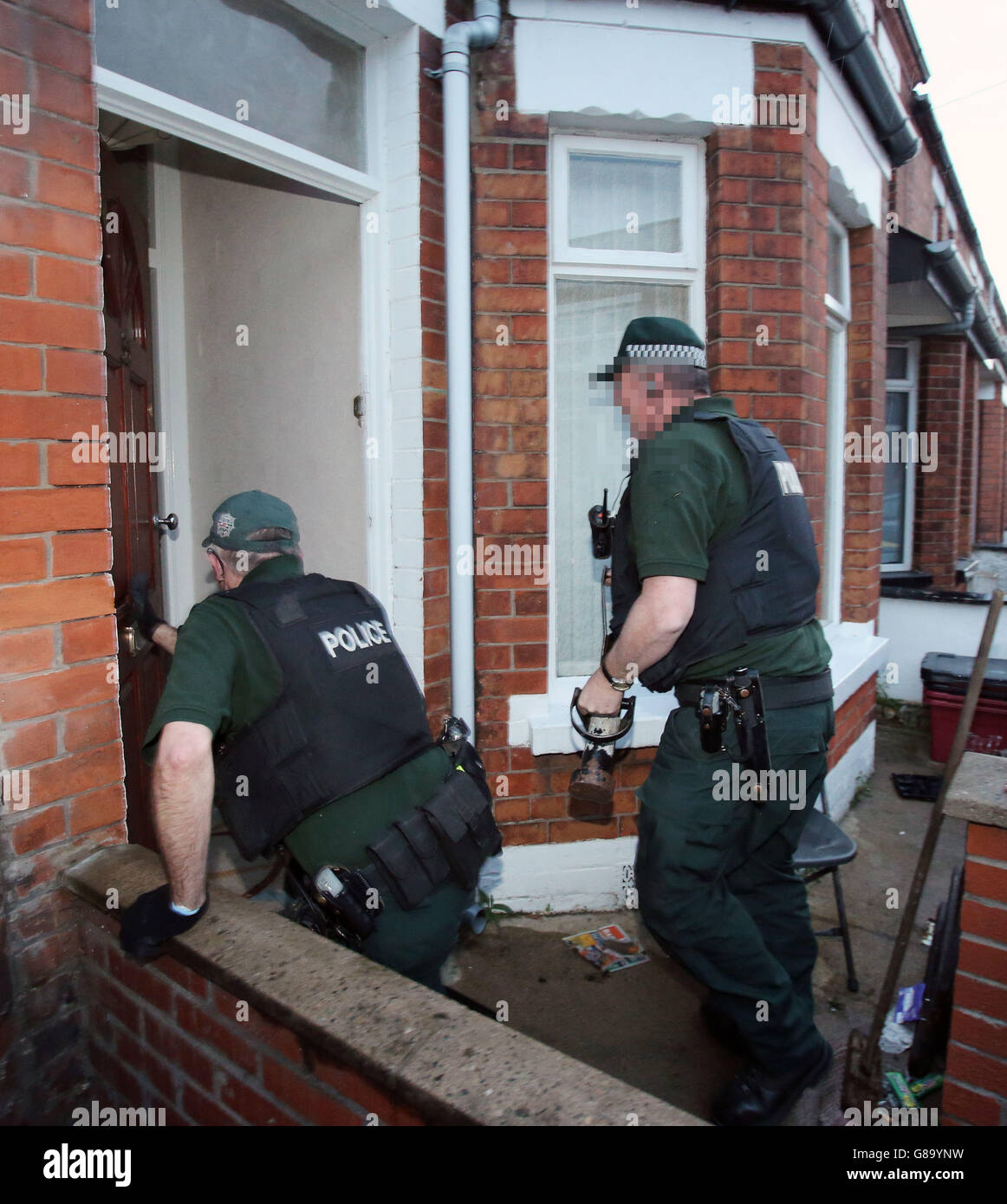 PSNI ufficiali effettuare una droga raid su una casa nella zona est di Belfast come parte di Operazione Toro, un'iniziativa volta ad affrontare a livello di strada spaccio di droga. Foto Stock