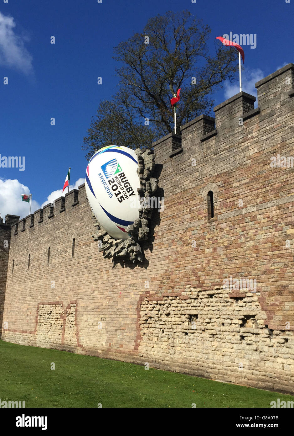 Coppa del mondo di Rugby 2015. Una gigantesca palla da rugby sulle pareti del Castello di Cardiff per segnare l'inizio della Coppa del mondo di rugby. Foto Stock