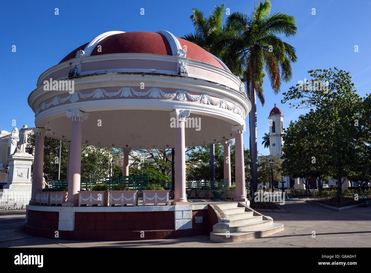 Il padiglione del parco Parque Jose Marti, sullo sfondo la cattedrale, la Catedral de la Purisima Concepcion, Cienfuegos Foto Stock